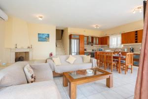 A kitchen or kitchenette at Villa Petros