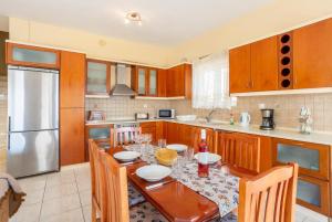 A kitchen or kitchenette at Villa Petros