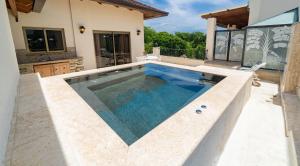 Bazén v ubytování Suites at Grand Laguna Beach by Calisto Stays nebo v jeho okolí