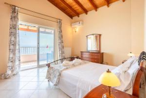 A bed or beds in a room at Villa Petros