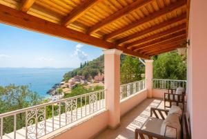 balkon z widokiem na ocean w obiekcie Villa Petros w mieście Katávolos