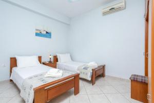 A bed or beds in a room at Villa Petros