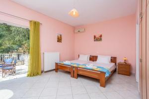 A bed or beds in a room at Villa Petros