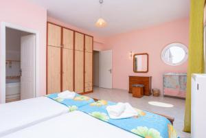 A bed or beds in a room at Villa Petros