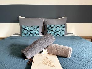 Una cama azul con dos toallas enrolladas. en Casa Mantana Bonaire, en Kralendijk
