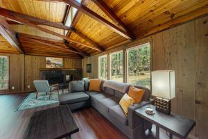 a living room with a couch and a table at Aspen Butte Beauty in Sunriver