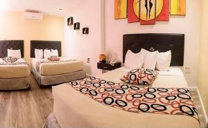 a hotel room with two beds in a room at Hotel Alto Mar in Catia La Mar