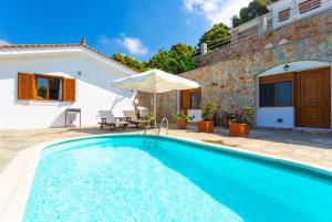 Villa con piscina y casa en Villa Katerina, en Panormos Skopelos