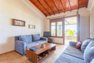 sala de estar con sofá y mesa en Villa Katerina, en Panormos Skopelos
