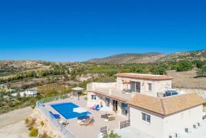 uma vista aérea de uma casa com piscina em Villa Christel em Lachi