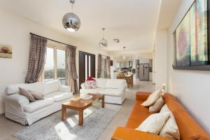 Sala de estar con 2 sofás y mesa en Villa Christel, en Lachi