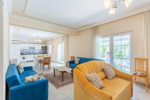 sala de estar con sillas azules y sofá en Villa Duman 3, en Dalyan