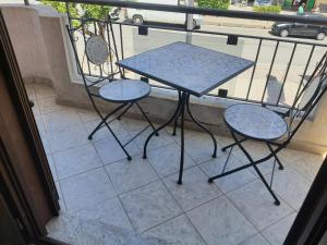 einen Tisch und zwei Stühle auf einem Balkon in der Unterkunft LUXURY HOLIDAY HOUSE in Diamante