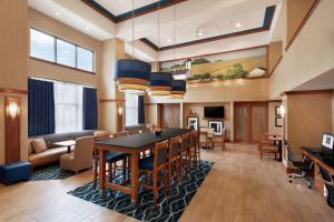 Hampton Inn & Suites Ephrata - Mountain Springs في إفراتا: غرفة معيشة كبيرة مع طاولة وكراسي