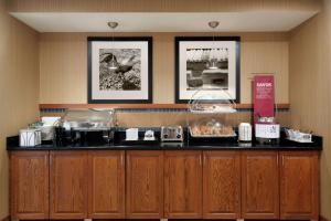 un ristorante con bancone e cibo sopra di Hampton Inn & Suites Ephrata - Mountain Springs a Ephrata