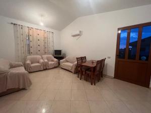 - un salon avec un canapé et une table dans l'établissement Cela House, à Divjakë