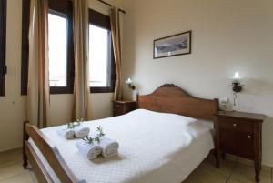 - une chambre avec un lit et 3 serviettes dans l'établissement Ekklisies Tria, à Pláka