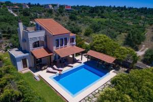 - une vue aérienne sur une maison avec une piscine dans l'établissement Ekklisies Tria, à Pláka