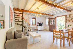een woonkamer met een tafel en een eetkamer bij Villa Glysteri in Panormos Skopelos