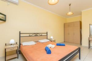 1 dormitorio con 1 cama con 2 toallas en Thanasis, en Dalietátika