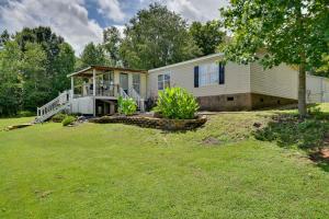 uma casa com um grande quintal em frente em Lakefront Shelby Vacation Rental with Game Room! em Shelby