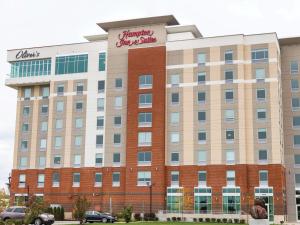 a rendering of the front of the hampton inn suites cambridge commons w obiekcie Hampton Inn & Suites Erie Bayfront w mieście Erie