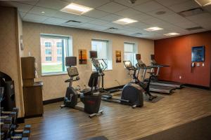 The fitness centre and/or fitness facilities at Hampton Inn & Suites Erie Bayfront