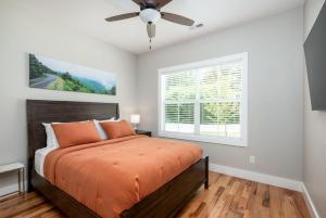 - une chambre avec un lit et un ventilateur de plafond dans l'établissement Valley Bear Downtown 131 Entire *Walk to Main st., à Brevard