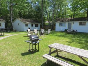 En hage utenfor Woodland Cedars Family Cottage Resort