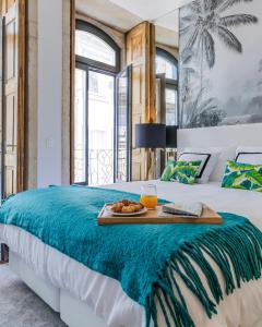 ein Schlafzimmer mit einem Bett und einem Tablett mit Essen drauf in der Unterkunft Downtown PortoEdition in Porto
