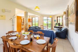 comedor y sala de estar con mesa y sillas en Villa Halima Fostira en Polis Chrysochous