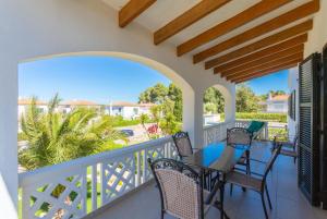 d'un balcon avec une table et des chaises et une vue sur l'océan. dans l'établissement Villa Luisa, à Cala Galdana