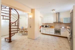 A kitchen or kitchenette at Villa Semeli