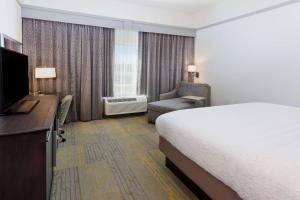 une chambre d'hôtel avec un lit et une télévision dans l'établissement Hampton Inn Eufaula Al, à Eufaula