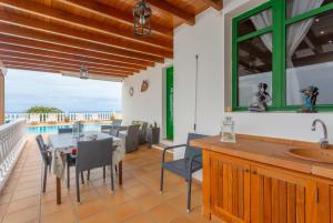 a kitchen and dining room with a table and chairs at Villa Sol Y Mar in Yaiza
