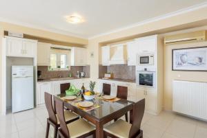 A kitchen or kitchenette at Villa Magda