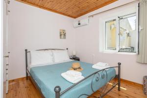 アギオス・ステファノスにあるPortoのベッドルーム(ベッド、帽子付)