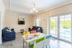 a living room with a table and chairs at Villa Duman 1 in Dalyan