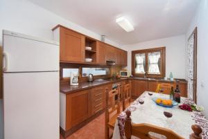 A kitchen or kitchenette at Villa Julianne 2