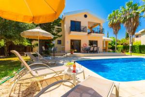 una villa con piscina e una casa di Villa Halima Stefanos a Polis Chrysochous