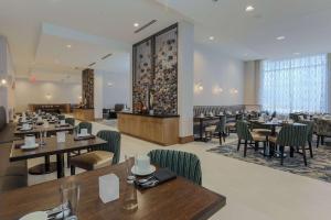 埃文斯维尔希尔顿逸林酒店餐厅或其他用餐的地方