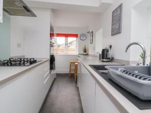 eine Küche mit einem Waschbecken und einer großen Badewanne in der Unterkunft 3 Glendowne Terrace in Harrogate