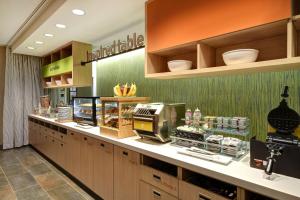 una cocina con encimera en una tienda en Home2 Suites East Hanover, NJ, en East Hanover