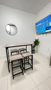 Stanza Hearth of Miami Design District and Wynwood, Parking, Laundry, Workstation, Fully equipped Apts, 24/7 Guest support #2にあるテレビまたはエンターテインメントセンター