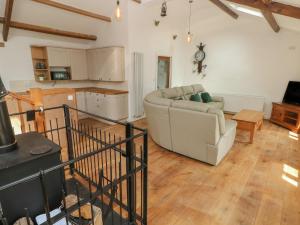 un salon avec un canapé et une cuisine dans l'établissement Greenheart Cottage, à Port Talbot