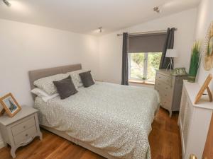 une chambre avec un lit et une fenêtre dans l'établissement Greenheart Cottage, à Port Talbot