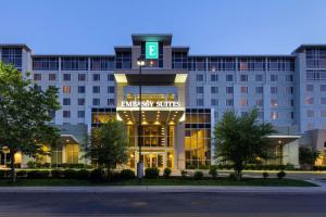 un edificio de oficinas con un cartel que lee suites de la embajada en Embassy Suites by Hilton Newark Airport, en Elizabeth