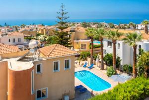 Villa Anastasia في كورال باي: صورة فيلا بمسبح واشجار النخيل