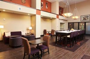 Posezení v ubytování Hampton Inn & Suites Fargo Medical Center