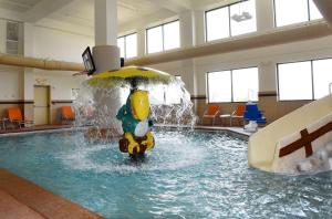 una piscina con una fuente de agua en una piscina en Hampton Inn & Suites Fargo Medical Center, en Fargo